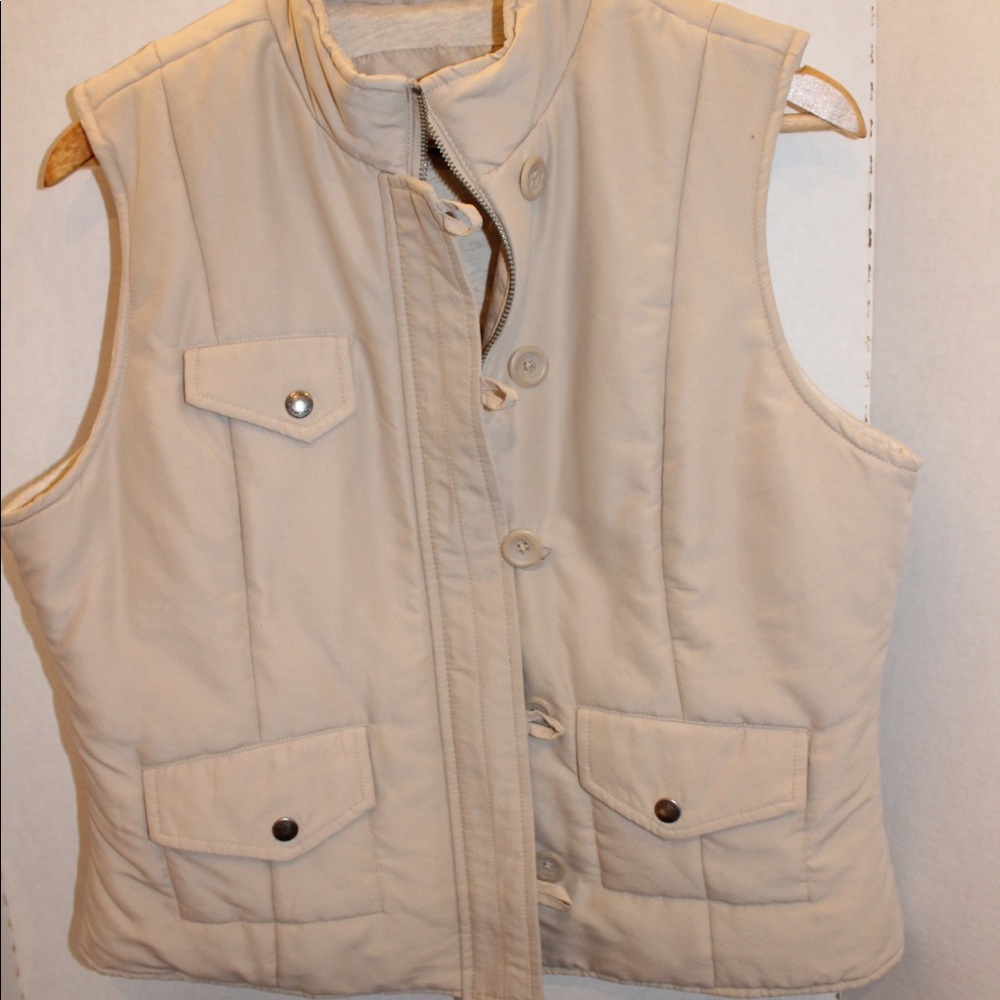 Women’s soft cargo utility vest.